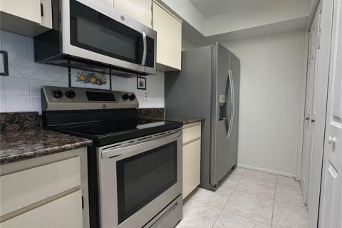 Condo in Palm Harbor, Florida, 2 bedrooms № 2217155 - photo 10