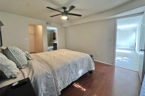 Condo in Palm Harbor, Florida, 2 bedrooms № 2217155 - photo 15