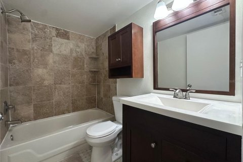 Condo in Palm Harbor, Florida, 2 bedrooms № 2217155 - photo 17