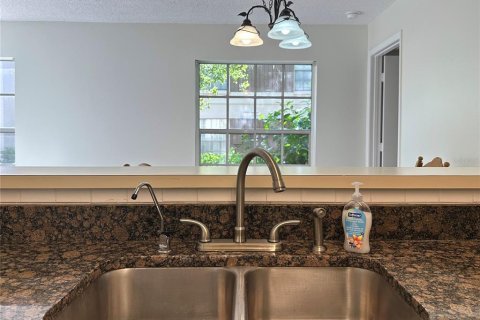 Condo in Palm Harbor, Florida, 2 bedrooms № 2217155 - photo 11