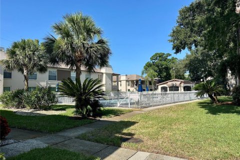 Condo in Palm Harbor, Florida, 2 bedrooms № 2217155 - photo 20