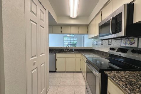 Condo in Palm Harbor, Florida, 2 bedrooms № 2217155 - photo 12