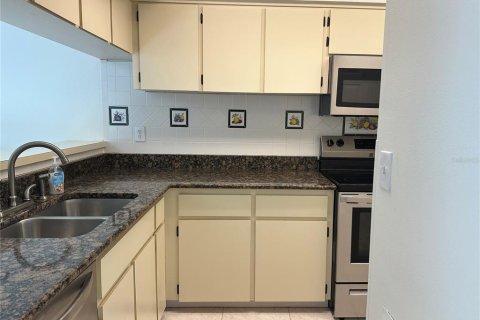 Condo in Palm Harbor, Florida, 2 bedrooms № 2217155 - photo 8