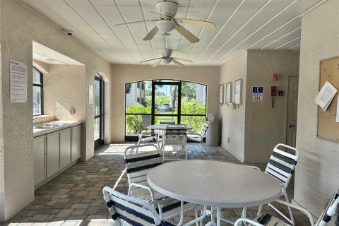 Condo in Palm Harbor, Florida, 2 bedrooms № 2217155 - photo 22