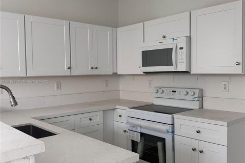 Townhouse in Homestead, Florida 4 bedrooms, 170.66 sq.m. № 1926890 - photo 4