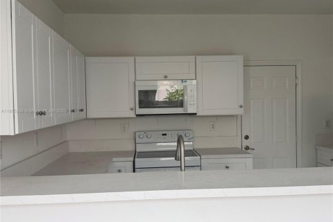 Townhouse in Homestead, Florida 4 bedrooms, 170.66 sq.m. № 1926890 - photo 5
