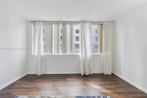 Condo in Miami Beach, Florida, 1 bedroom  № 2022683 - photo 14