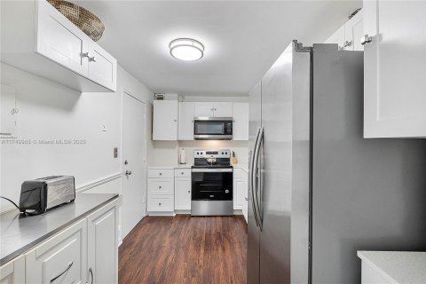 Condo in Miami Beach, Florida, 1 bedroom  № 2022683 - photo 4