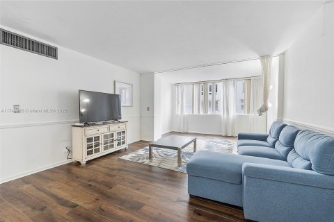 Condo in Miami Beach, Florida, 1 bedroom  № 2022683 - photo 8