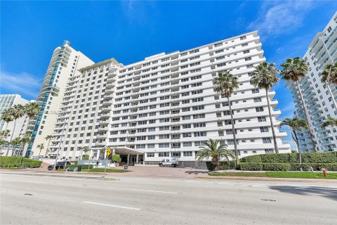 Condo in Miami Beach, Florida, 1 bedroom  № 2022683 - photo 1