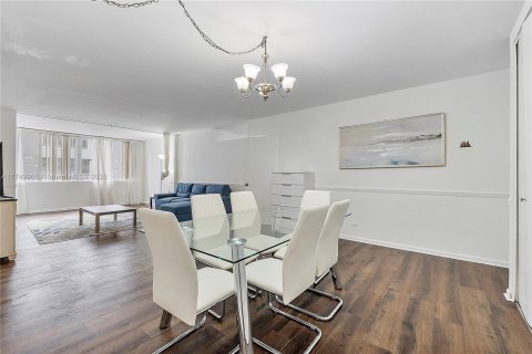Condo in Miami Beach, Florida, 1 bedroom  № 2022683 - photo 11