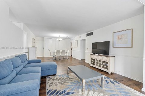 Condo in Miami Beach, Florida, 1 bedroom  № 2022683 - photo 12