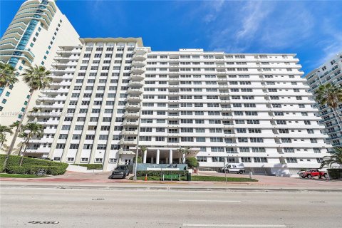 Condo in Miami Beach, Florida, 1 bedroom  № 2022683 - photo 2