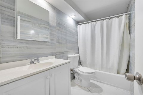 Condo in Miami Beach, Florida, 1 bedroom  № 2022683 - photo 16