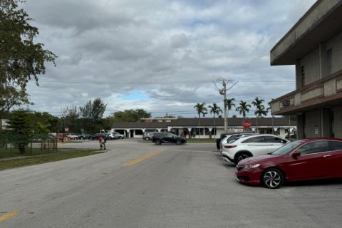 Commercial property in Sunrise, Florida № 1029554 - photo 1