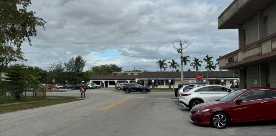 Commercial property in Sunrise, Florida № 1029554