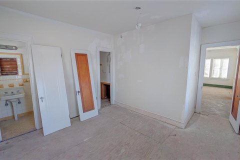 House in Saint Petersburg, Florida 4 bedrooms, 180.88 sq.m. № 2221917 - photo 25