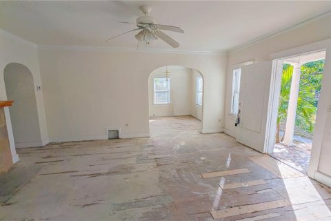 House in Saint Petersburg, Florida 4 bedrooms, 180.88 sq.m. № 2221917 - photo 17