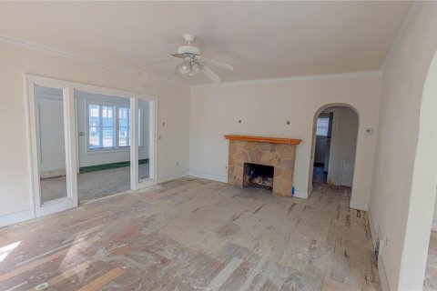 House in Saint Petersburg, Florida 4 bedrooms, 180.88 sq.m. № 2221917 - photo 3
