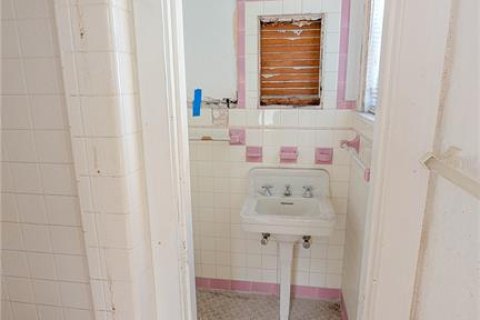 House in Saint Petersburg, Florida 4 bedrooms, 180.88 sq.m. № 2221917 - photo 11