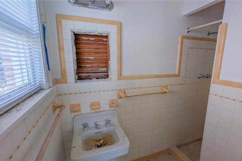 House in Saint Petersburg, Florida 4 bedrooms, 180.88 sq.m. № 2221917 - photo 24