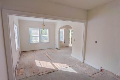 House in Saint Petersburg, Florida 4 bedrooms, 180.88 sq.m. № 2221917 - photo 6