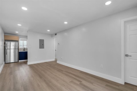 Commercial property in Miami, Florida 260.41 sq.m. № 2090216 - photo 12