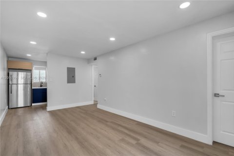 Commercial property in Miami, Florida 260.41 sq.m. № 2090216 - photo 5