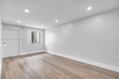 Commercial property in Miami, Florida 260.41 sq.m. № 2090216 - photo 13