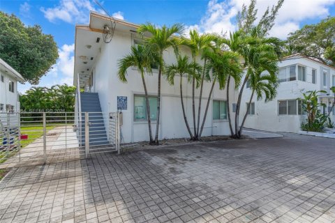 Commercial property in Miami, Florida 260.41 sq.m. № 2090216
