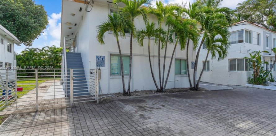 Commercial property in Miami, Florida 260.41 sq.m. № 2090216