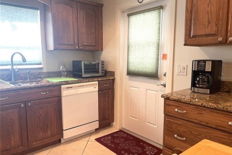 House in Wildwood, Florida 3 bedrooms, 136.01 sq.m. № 2138740 - photo 11