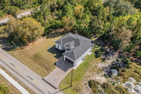 House in Lehigh Acres, Florida 3 bedrooms № 2059246 - photo 3