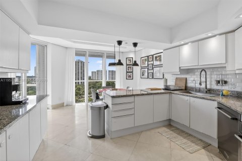 Condo in Aventura, Florida, 3 bedrooms  № 2022154 - photo 13