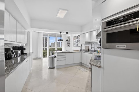 Condo in Aventura, Florida, 3 bedrooms  № 2022154 - photo 9