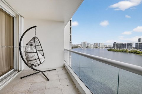 Condo in Aventura, Florida, 3 bedrooms  № 2022154 - photo 25