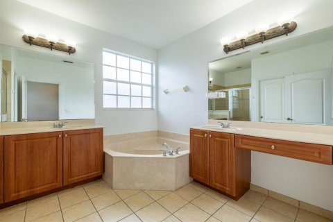 Townhouse in Naples, Florida 4 bedrooms, 160.54 sq.m. № 2179926 - photo 15
