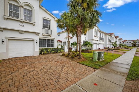 Townhouse in Naples, Florida 4 bedrooms, 160.54 sq.m. № 2179926