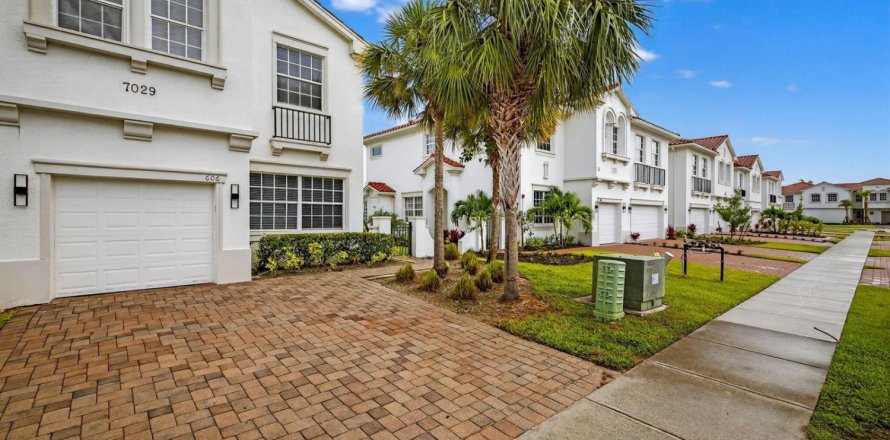 Townhouse in Naples, Florida 4 bedrooms, 160.54 sq.m. № 2179926