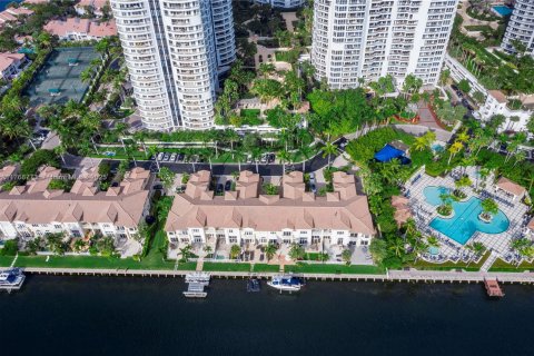 Townhouse in Aventura, Florida 5 bedrooms, 334.45 sq.m. № 1958636 - photo 11