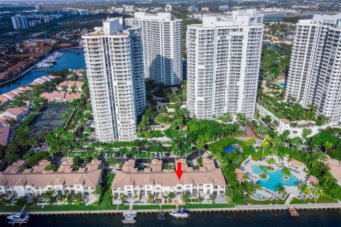 Townhouse in Aventura, Florida 5 bedrooms, 334.45 sq.m. № 1958636 - photo 8