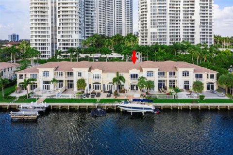 Townhouse in Aventura, Florida 5 bedrooms, 334.45 sq.m. № 1958636 - photo 1