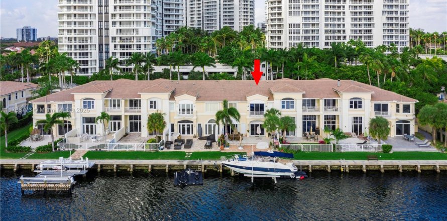 Townhouse in Aventura, Florida 5 bedrooms, 334.45 sq.m. № 1958636