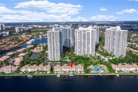 Townhouse in Aventura, Florida 5 bedrooms, 334.45 sq.m. № 1958636 - photo 10