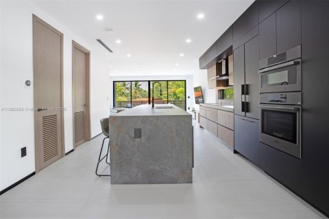 House in Miami, Florida 3 bedrooms, 276.85 sq.m. № 1978125 - photo 22