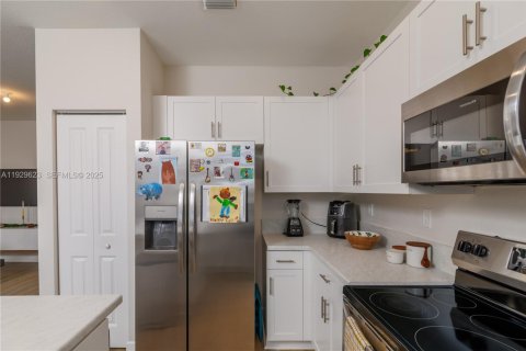 Townhouse in Miami, Florida 3 bedrooms, 124.02 sq.m. № 1988779 - photo 18