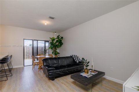 Townhouse in Miami, Florida 3 bedrooms, 124.02 sq.m. № 1988779 - photo 8