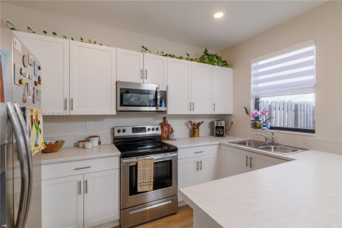 Townhouse in Miami, Florida 3 bedrooms, 124.02 sq.m. № 1988779 - photo 15