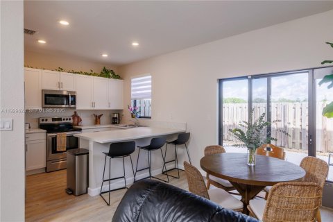 Townhouse in Miami, Florida 3 bedrooms, 124.02 sq.m. № 1988779 - photo 14