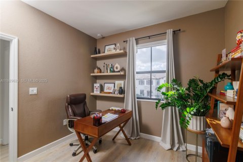 Townhouse in Miami, Florida 3 bedrooms, 124.02 sq.m. № 1988779 - photo 24